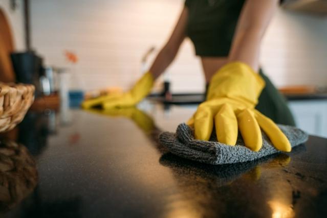 Nettoyage plan de travail cuisine 